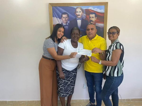 El Alcalde Augusto Manuel Caraballo Feliz Entrega Donación para Mejorar Condiciones en la Escuela Primaria Prof. Marina Sepúlveda
